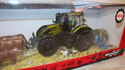 Britains 43323 in 1:32 VALTRA T254 in GRÜN als SET mit Rundballenhalter und