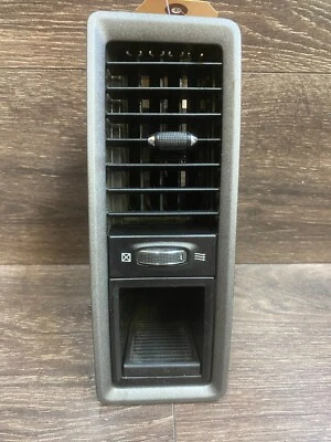 Dodge Ram 1500: 2013, 2014, 2015, 2016 - 2022, ventilación de aire acondicionado extrema derecha y bolsillo para monedas Foto 1 de 4