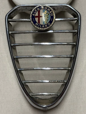 Alfa Romeo Alfetta Prima Serie Scudo Stretto Mascherina con stemma Bellù Milano Foto 1 de 4