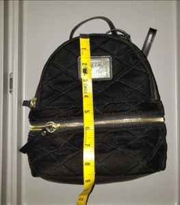 Mini mochila de Nicole Hiller terciopelo negro con detalles dorados - Imagen 1 de 5