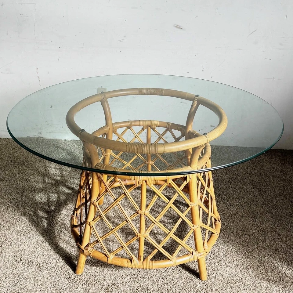 Mesa de comedor Boho Chic de bambú ratán circular con tapa de vidrio de Ficks Reed Foto 1 de 4