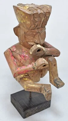 Estatuilla étnica de madera vintage de hombre músico sobre soporte rústica pintada a mano Foto 1 de 4