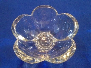Pequeño cuenco de caramelo o tuerca de vidrio con forma de flor de 5,5" patas 5 pétalos - Imagen 1 de 4