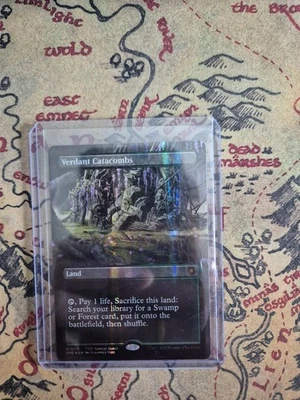 Verdant Catacombs (Borderless) (Dragonscale Foil) Special Guests Foil - Bild 1 von 4