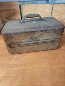 Vintage Simonsen Metall Tackle Angelbox Chicago 2 Fächer 3 Riegel mit Inhalt - Bild 1 von 15