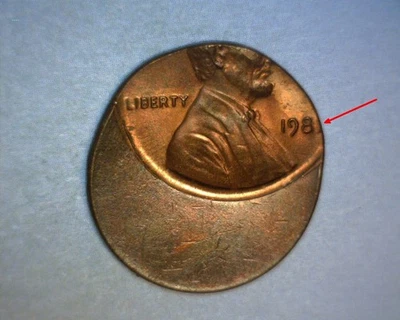 1981 LINCOLN  CENT 🌟35% OFF CENTER🌟COPPER🌟NICELY TONED🌟US ERROR COIN - Image 1 of 4
