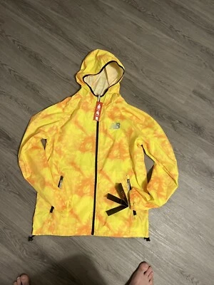 Chaqueta cortavientos New Balance HOMBRE logotipo atlético L brillante tie dye explosión de sol  Foto 1 de 4