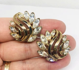 Hermosos Pendientes Grandes Firmados TRIFARI Estrás Transparente Joyería De Colección - Imagen 1 de 7