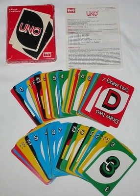 Baraja completa de juego de cartas UNO 1983 con cartas de instrucciones en caja en muy buena condición muestra desgaste Foto 1 de 4