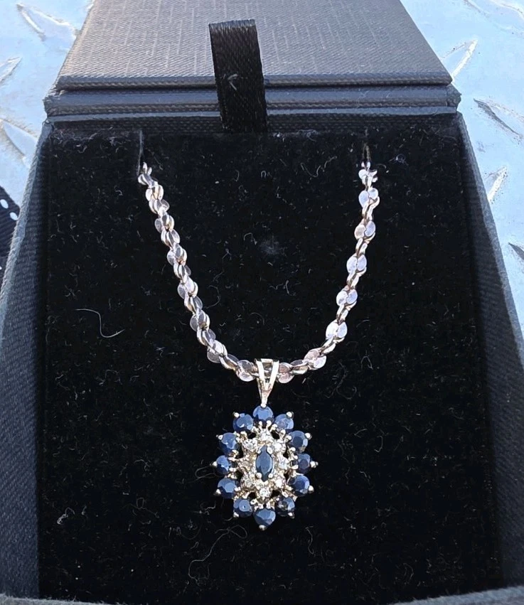 Antiguo collar de cadena de disco retorcido de zafiro y diamante de plata de ley Foto 1 de 4