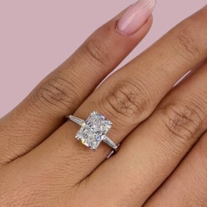 Anillo de boda para mujer de corte radiante de 1,7 quilates con diamantes cultivados en laboratorio IGI de oro blanco de 14 k - Imagen 1 de 15