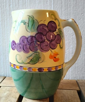 Jarra de 8 pulgadas Gail Pittman para uvas de hotel Beau Rivage Foto 1 de 3