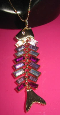 COLAR PINGENTE ESPINHA DE PEIXE GLITTER RECIFE BETSEY JOHNSON EM TONS DE ROSA - Imagem 1 de 4