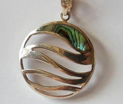  925 sterling silver with mother of pearl.Pendant 7.44 grams. - Image 1 of 4