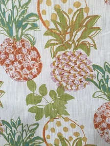 TELA DE MEZCLA DE LINO CON TEMA DE FRUTA RICHLOOM PIÑAS DE ARBOLEDA POR YARDA 54" W - Imagen 1 de 4