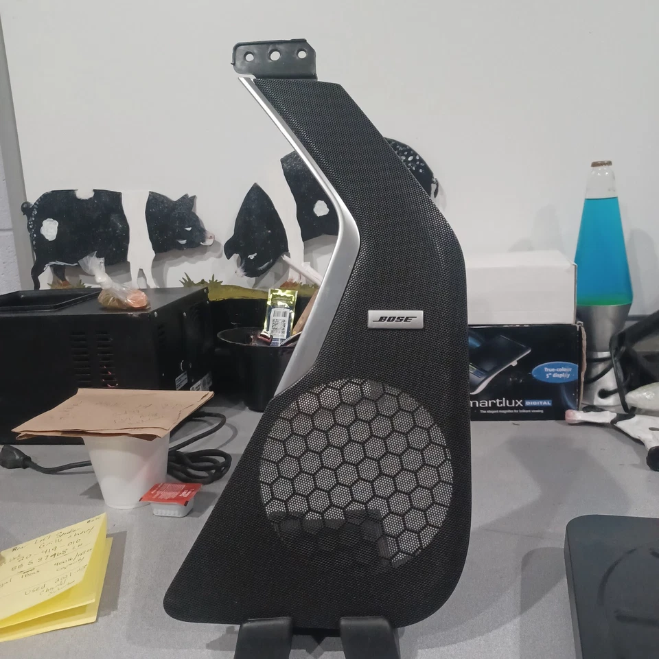 Chevrolet Suburban 2021-23, Tahoe 1500 altavoz trasero lado del conductor cubierta parrilla ¡NUEVO!! Foto 1 de 4