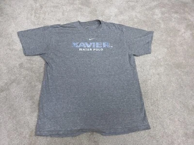 Camisa Xavier Mosqueteros Para Hombres Gris Medio Polo Acuático Centro Swoosh Espalda NCAA Foto 1 de 4