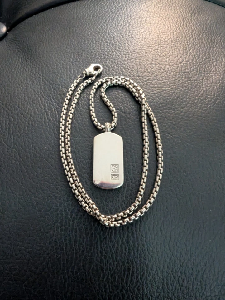 Colgante con etiqueta de perro David Yurman de plata de ley con bolsa Foto 1 de 4