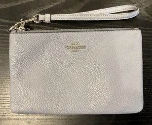 Neu ohne Etikett Coach Handgelenktasche blau genarbtes Leder gold Pferdekutsche LOGO - Bild 1 von 4