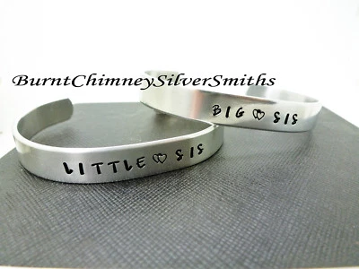 Pulseras Hermanas - 2 Brazaletes de Aluminio Estampados a Mano Personalizados 3/8 X 6". Foto 1 de 4