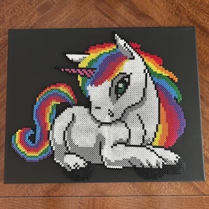CUENTAS PERLER GRANDES ARCO IRIS UNICORNIO OBRA DE ARTE COMPLETA SOBRE LIENZO NEGRO PIXEL ART - Imagen 1 de 6