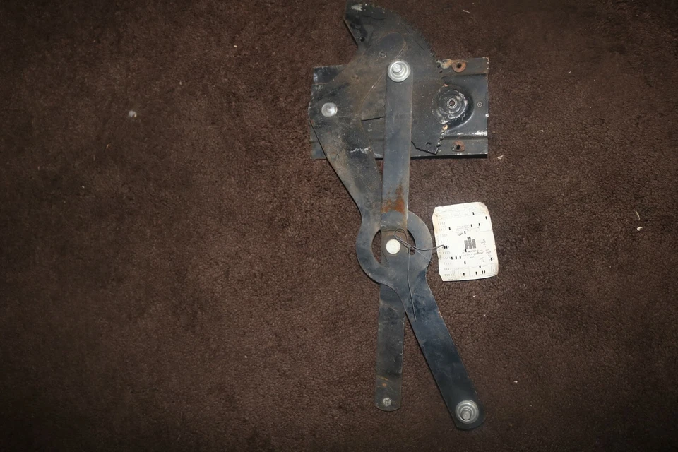 NOS International Harvester IH 1961 - 68 Travelall Travelette 窗户调节器 — 第 1/3 张图片