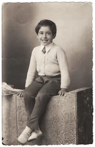 Antikes JUNGENFOTO lustiges kleines Kind im Fotostudio Modegeschichte Kind +7891Y - Bild 1 von 1