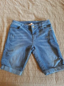 Juicy Couture Cuffed Bermuda Medium Wash Soft Jean Shorts Womens Size 6 - Picture 1 of 4