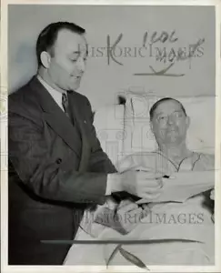 1942 Press Photo Harvey St. Peter assists voter Louis Kasse at St. Joseph's - Picture 1 of 2