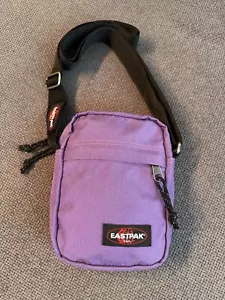 Eastpak „The One“ Umhängetasche Crossbody Tasche in „Fig Purple“ Lila - Bild 1 von 19