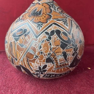 Escena de cuento de calabaza tallada a mano intrincada peruana de colección arte popular peruano - Imagen 1 de 6