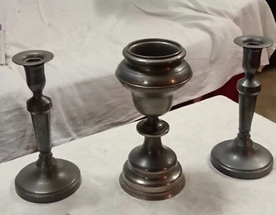 Lot 2 bougeoirs anciens + 1 vase/pied décoratif en étain – 24 et 26 cm – 4 kg  - Photo 1/4