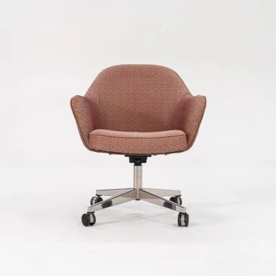 1960s Eero Saarinen for Knoll Executive Swivel Desk Chair Patterned Pink Fabric - Image 1 of 4