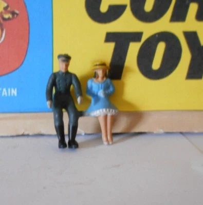 Corgi Classics 9021 Daimler 1910 driver and passenger figures - Image 1 of 3