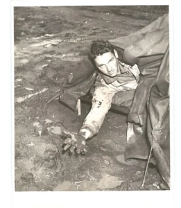 Soldado estadounidense muestra MUDDY CAMP en ITALIA Segunda Guerra Mundial 1944 foto de prensa - Imagen 1 de 2