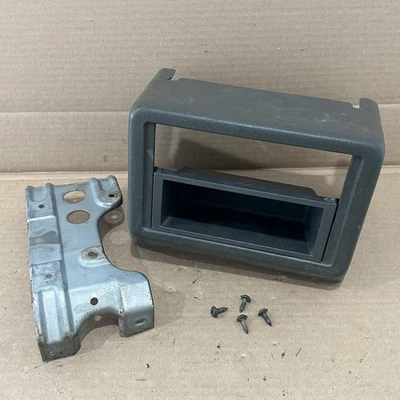 Mazda B2000 B2200 B2600 debajo del tablero consola radio embellecedor bisel soporte OEM gris Foto 1 de 4