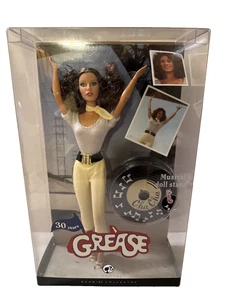 Barbie Grease 30 Anni Cha Cha Race Day Etichetta Argento Barbie Collezione Bambola - Foto 1 di 6