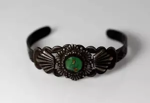 Brazalete turquesa antiguo forjado a mano rechazado y estampado navajo 7" - 3969 - Imagen 1 de 8