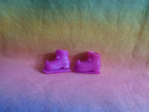 Barbie oder ähnlich große Puppe Hot Pink Kunststoff Schlittschuhe für Plattfüße - Bild 1 von 4