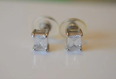 Nuovo Placcati Argento Smeraldo Taglio Zircone Cubico Orecchino Set Cz 2.00 Cttw - Immagine 1 di 2