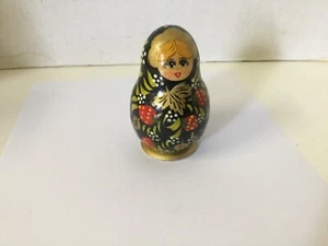 5 verschachtelte Puppen russisch signiert Holz rot schwarz Erdbeere - Bild 1 von 4