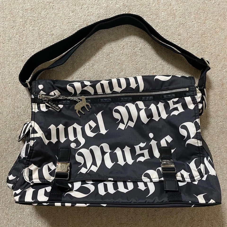 Нейлоновая наплечная сумка Gwen Stefani x LeSportsac Collaboration черная с подвеской редкая - Изображение 1 из 4