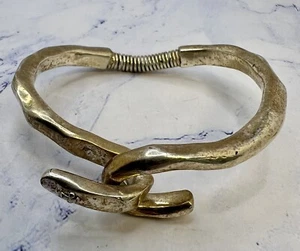 Antik goldfarben gehämmerter Hakenriegel Federarmband - Bild 1 von 9