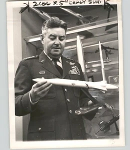 Foto de prensa del general CURTIS E LEMAY del Comando Aéreo Estratégico FUERZA AÉREA 1961 - Imagen 1 de 2