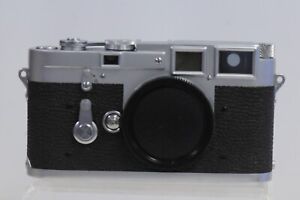 Appareil photo argentique 35 mm télémètre Leica M-3 DS avec casquette