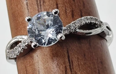 Anillo de compromiso redondo de moissanita brillante de 6,5 mm de 1,0 quilates. Banda ajustable  Foto 1 de 4