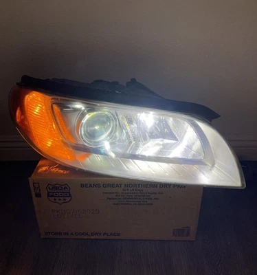 Оригинальная ксеноновая адаптивная фара для правостороннего пассажира Volvo S80 V70 XC70 2007-2016 годов выпуска 30796143 - Изображение 1 из 4