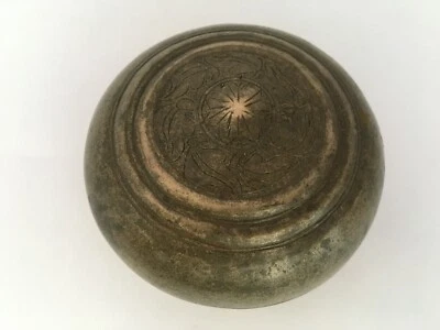 Antigua caja de olla islámica mogol de bronce tallada a mano rara forma redonda rica pátina Foto 1 de 4