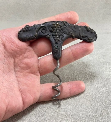 Antiguo sacacorchos de vid de uva de los años 1890-1920 - abridor de vino vintage con mango de metal fundido Foto 1 de 4