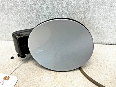 12-19 LAND ROVER RANGE ROVER EVOQUE GAS FUEL TANK DOOR LID COVER SILVER, LOT039 Foto 1 de 4